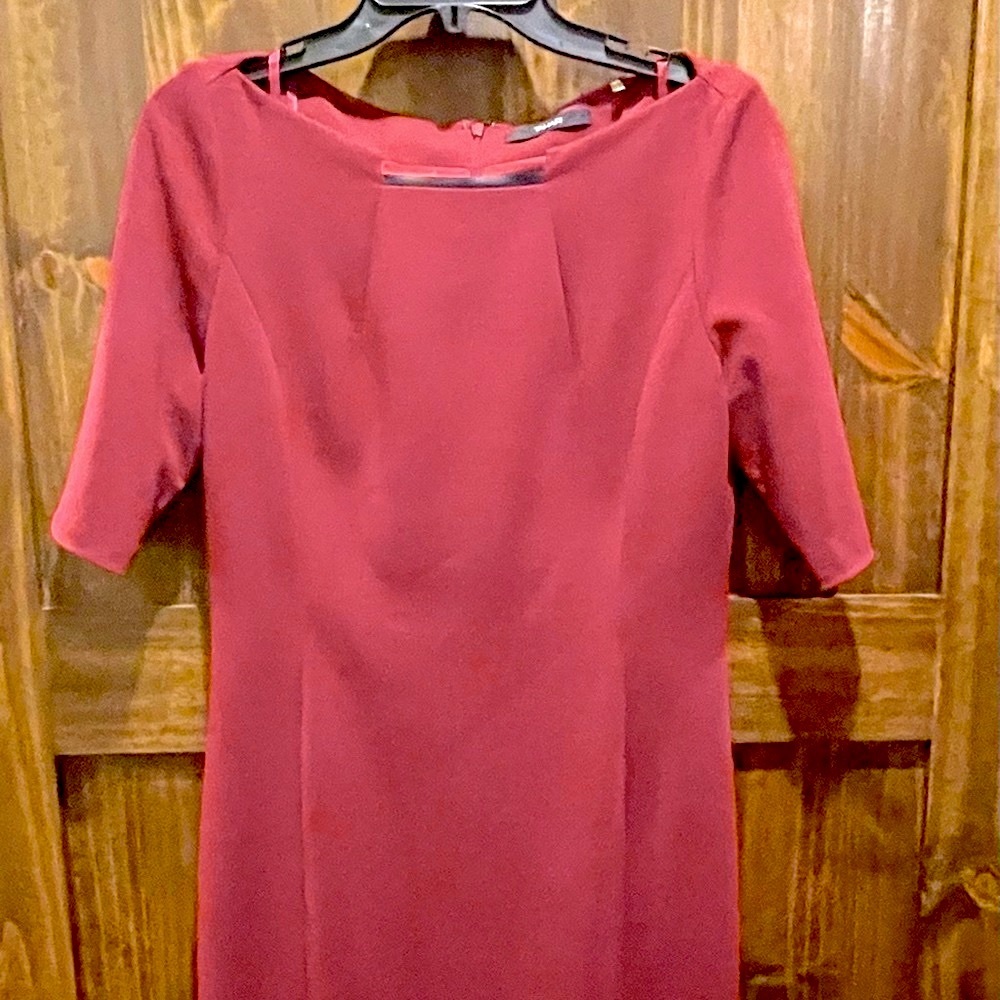 Tahari fully lined knit dress w/ 3/4 length sleeves. Shaping seams 8. PERFECT.